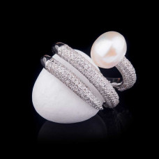 Серебряное кольцо с культивированным пресноводным жемчугом и фианитами